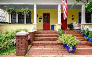 Exteriér alebo vchod do ubytovania Historic Row Home 1 Block from Gate 1 at USNA