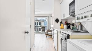 Η κουζίνα ή μικρή κουζίνα στο Cozy 1BR w Ocean Views & Parking - OCNJ