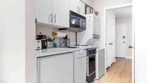 Η κουζίνα ή μικρή κουζίνα στο Cozy 1BR w Ocean Views & Parking - OCNJ