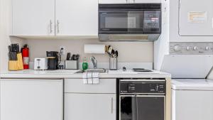 Η κουζίνα ή μικρή κουζίνα στο Cozy 1BR w Ocean Views & Parking - OCNJ