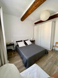 a bedroom with a bed with two pillows at SERIGNAN Vacances au soleil confort XXL in Sérignan +25 photos