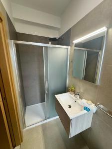 un bagno con doccia e lavandino di Residence Capinera a Sottomarina