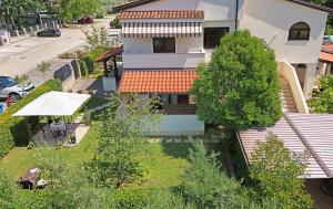 widok z lotu ptaka na dom z podwórkiem w obiekcie Apartmani Irena Arvaj w Poreču