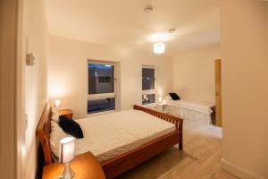 戈尔韦'Amalfi' Coast Road, Oranmore的一间卧室，里面有一张床和一扇窗户。