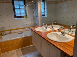 a bathroom with two sinks and a bath tub at Domaine Rossignol Tournesol in Gourdon-en-quercy +21 photos