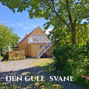 ein Haus mit einem Tor an der Seite in der Unterkunft APPLE BLOSSOM - Boutique Guest House - near Rønne and Beach in Rønne