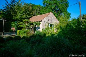 an old stone house in the middle of a garden at Chez Clark et Elo in Bréançon