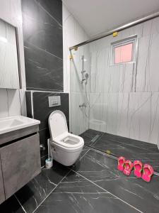 Et badeværelse på BAOBAB SEAVIEW LUXURY HOMESTAY NYALI MSa