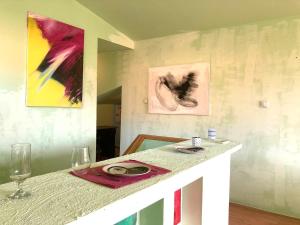 Fotografie z fotogalerie ubytování Artists Inn, large 2 bed duplex apartment, parking v destinaci Železnička Stanica Zemunsko Polje