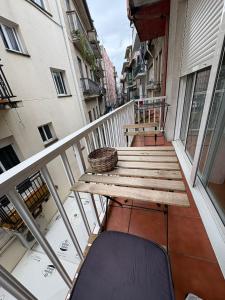 balcón con banco y mesa en VUT A Casa da Herba, en Redondela