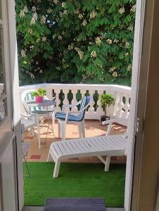 a porch with a bench and a table and chairs at Gîte avec parking, au calme, entre Colmar-Riquewihr et Obernai ,marchés de Noël, 3 chambres, avec terrasse in Châtenois