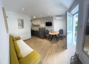 Televízia a/alebo spoločenská miestnosť v ubytovaní Eleonora Apartments