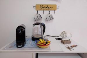 einen Tisch mit Kaffeemaschine und Mixer drauf in der Unterkunft Casa "Maestrale " in Porto Pino