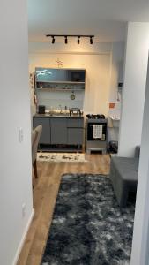 sala de estar con cocina y sofá en Apartamento - Zona Sul SP, en São Paulo 12 fotos más