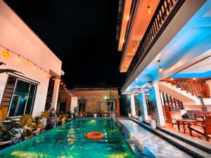 a swimming pool in the middle of a building at Tam Coc Homestay Thanh Thang in Vũ Lâm