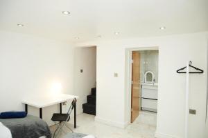 a bedroom with a bed and a desk in a room at West Yorkshire Stay - Heart of Leeds in Roundhay +11 photos