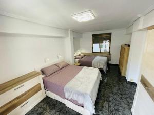 sypialnia z dwoma łóżkami w pokoju w obiekcie Playa Bonita Apartment w mieście Puerto de Sagunto