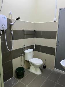 Un baño con ducha, inodoro y lavabo. en RB Homestay Modern Comfort, en Hutan Melintang