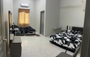 1 dormitorio con 2 camas y espejo. en RB Homestay Modern Comfort, en Hutan Melintang