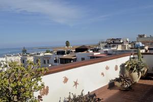 Una vista de una ciudad desde el tejado de un edificio. en Casa vacanza Annameri, en Terrasini