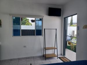 Μια τηλεόραση ή/και κέντρο ψυχαγωγίας στο Charlys Room 9