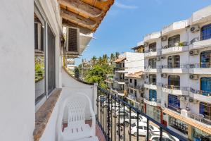 een witte bank op het balkon van een gebouw bij Apartments Olas Altas Romantic Zone of Puerto Vallarta in Puerto Vallarta