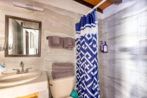 een badkamer met een wastafel, een toilet en een douche bij Apartments Olas Altas Romantic Zone of Puerto Vallarta in Puerto Vallarta