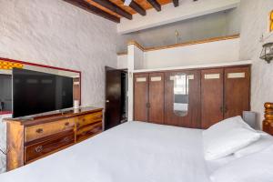 Een bed of bedden in een kamer bij Apartments Olas Altas Romantic Zone of Puerto Vallarta