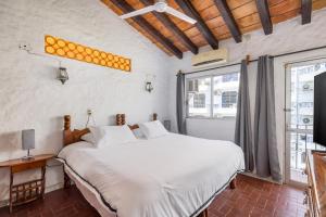 een slaapkamer met een groot wit bed en een raam bij Apartments Olas Altas Romantic Zone of Puerto Vallarta in Puerto Vallarta
