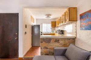 Een keuken of kitchenette bij Apartments Olas Altas Romantic Zone of Puerto Vallarta