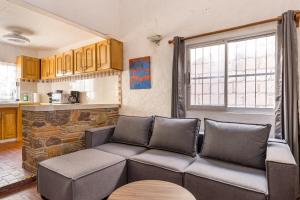 een woonkamer met een bank en een keuken bij Apartments Olas Altas Romantic Zone of Puerto Vallarta in Puerto Vallarta