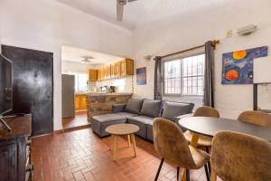 een woonkamer met een bank en een tafel bij Apartments Olas Altas Romantic Zone of Puerto Vallarta in Puerto Vallarta