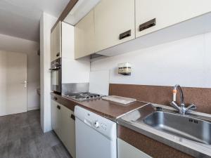kuchnia ze zlewem i blatem w obiekcie Appartement spacieux à Tignes - Accès direct aux pistes - 7 personnes - FR-1-502-391 w mieście Tignes