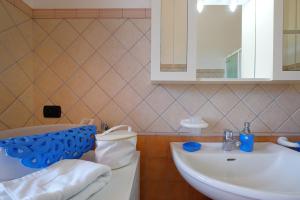 ein Badezimmer mit Toilette, Waschbecken und Spiegel in der Unterkunft Casa "Maestrale " in Porto Pino + 16 Fotos