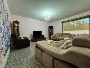 un soggiorno con due divani e una televisione di Villa Salinas a Paul do Mar