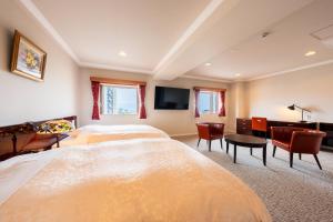 Habitación grande con cama grande y escritorio. en BeppuOnsen Hotel Sansenkaku, en Beppu