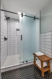 baño con cabina de ducha con banco en Hangover Easy Suite 6BR by Maddox Hotel, en Nashville