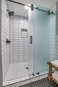 una ducha con puerta de cristal en un baño en Hangover Easy Suite 6BR by Maddox Hotel, en Nashville