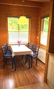 ein Esszimmer mit einem weißen Tisch und Stühlen in der Unterkunft Ferienhaus Leonie, Holzhaus im Pfälzer Wald 76848 Hofstätten 