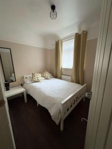 Ένα ή περισσότερα κρεβάτια σε δωμάτιο στο 7 Bed Home - 1 minute walk to Anfield Stadium! +3 φωτογραφίες