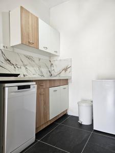 Kuchyň nebo kuchyňský kout v ubytování Apartmani Radman 1 - Igalo