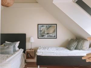 Letto o letti in una camera di Boende med pool och tennisbana i familjevänligt område