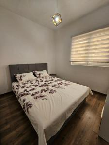 Postel nebo postele na pokoji v ubytování Apartmani Radman 1 - Igalo