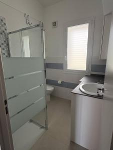un baño con lavabo e inodoro en Casa Dei Gelsi, en Pozzallo