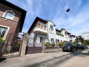 une maison avec une voiture garée devant dans l'établissement RossoVino Milano Boutique, à Milan