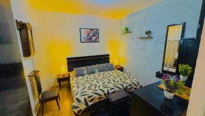a bedroom with a bed and a desk and a mirror at Titos Centric Home in Morelia
