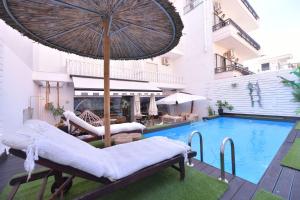Bazén v ubytování Retro luxury rooms nebo v jeho okolí