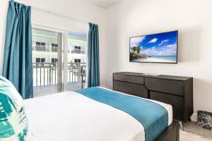 a bedroom with a bed and a view of the ocean at Ocean Breeze Resort in NCA