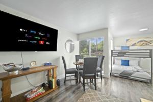 Μια τηλεόραση ή/και κέντρο ψυχαγωγίας στο Spacious and Stylish Apartment right by AT&T Stadium!