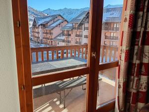 desde la ventana de un balcón con nieve en appartement valmeinier 1800, en Valmeinier 6 fotos más